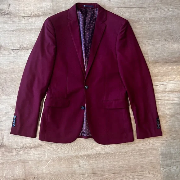 Luxurious Red Suit with Notched Lapel and Textured Fabric - Picture 10 of 10